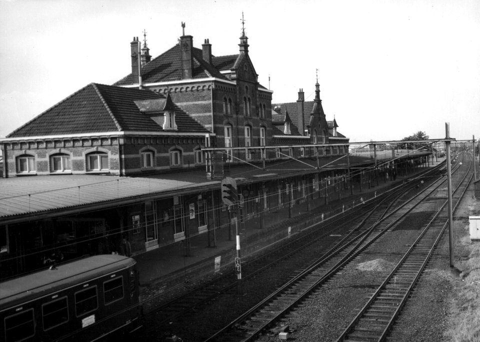 HUA-154839-Gezicht op het N.S.-station Geldermalsen te Geldermalsen