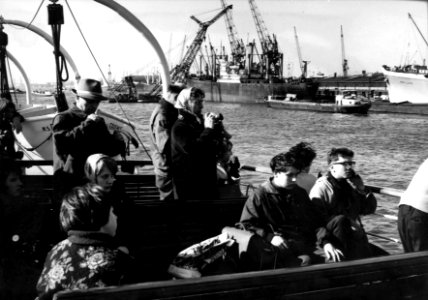 HUA-152971-Afbeelding van mensen tijdens een rondvaart door de haven van Rotterdam door de rondvaartmaatschappij Spido