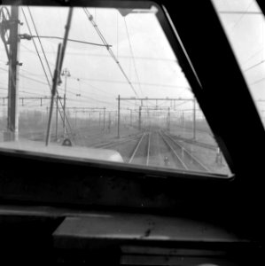 HUA-154834-Gezicht op het emplacement te Eindhoven vanuit de cabine van de diesel-electrische locomotief nr. 2530 (serie 2400-2500) van de N.S