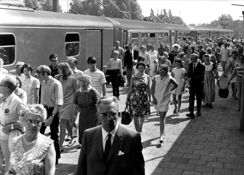 HUA-152977-Afbeelding van treinreizigers tijdens een N.S. dagtocht met een markttrein op het N.S.-station Hoorn te Hoorn