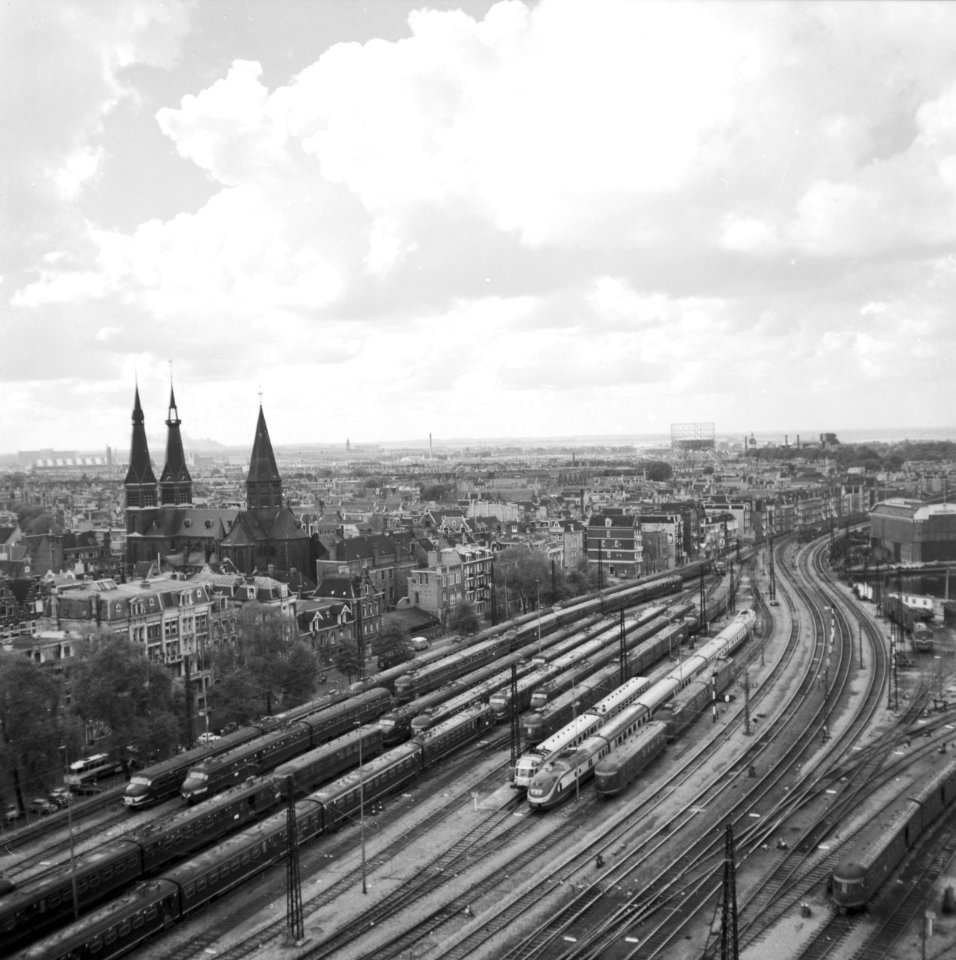 HUA-154797-Gezicht vanuit het havengebouw te Amsterdam op het emplacement aan de westzijde van het N.S.-station Amsterdam C.S. (Westelijk Eiland) met diverse soorten spoorwegmaterieel
