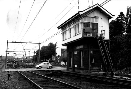 HUA-154744-Gezicht op het oude seinhuis (post T) bij het N.S.-station Valkenburg te Valkenburg