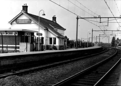 HUA-153172-Gezicht op de perronzijde van het N.S.-station Leidschendam-Voorburg te Leidschendam