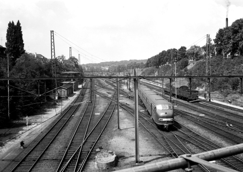 HUA-154828-Gezicht op het emplacement aan de westzijde van het N.S.-station Arnhem te Arnhem met een diesel-electrisch treinstel DE 3 (plan U) van de N.S