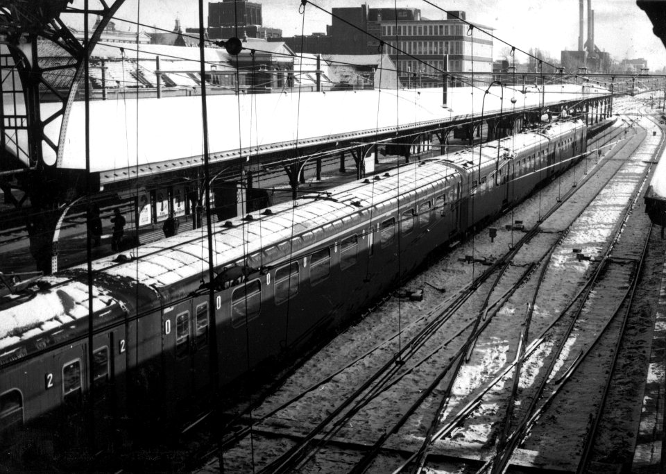 HUA-155068-Afbeelding van een electrisch treinstel mat. 1954 langs het tweede perron van het N.S.-station Utrecht C.S. te Utrecht