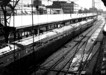 HUA-155068-Afbeelding van een electrisch treinstel mat. 1954 langs het tweede perron van het N.S.-station Utrecht C.S. te Utrecht