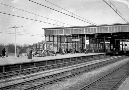 HUA-153167-Gezicht op het 2e perron van het NS station Leiden te Leiden