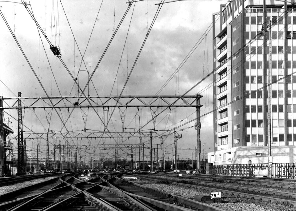 HUA-154817-Gezicht op het emplacement Westelijk Eiland aan de westzijde van het N.S.-station Amsterdam C.S. te Amsterdam