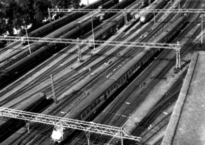 HUA-154825-Gezicht vanuit het Havengebouw op het emplacement Westelijk Eiland aan de westzijde van het N.S.-station Amsterdam C.S. te Amsterdam met diverse soorten materieel van de N.S