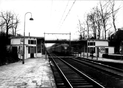 HUA-153198-Gezicht op het N.S.-station Oosterbeek te Oosterbeek met een electrisch treinstel mat. 1946 van de N.S photo