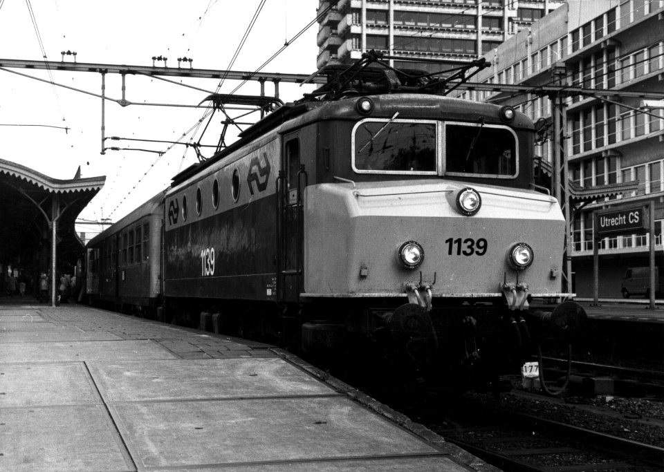 HUA-155037-Afbeelding van de electrische locomotief nr 1139 serie 1100 van de NS met DB rijtuigen langs een perron van het NS station Utrecht CS te Utrecht