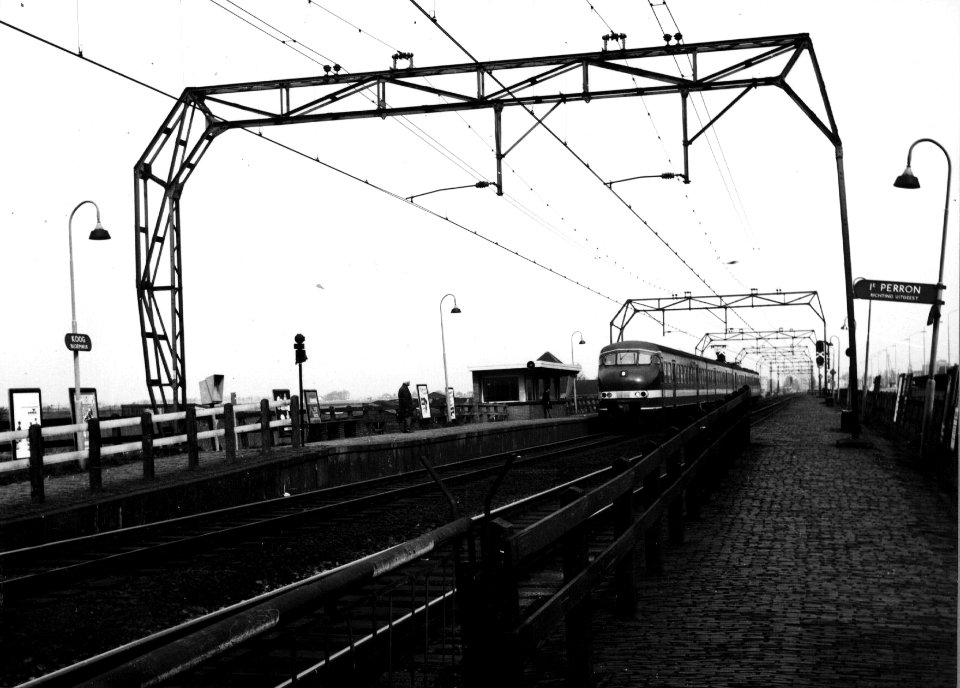 HUA-153151-Gezicht op de perrons van het N.S.-station Koog Bloemwijk te Koog aan de Zaan met een electrisch treinstel mat. 1964 (plan T) van de N.S