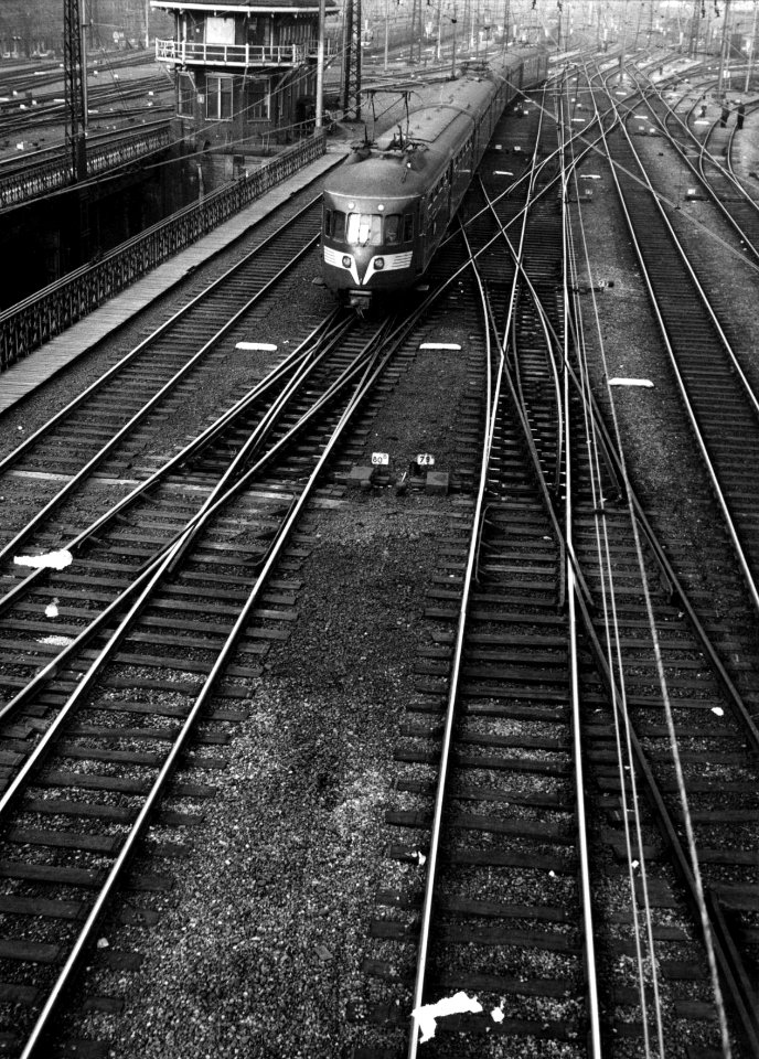 HUA-154812-Afbeelding van een electrisch treinstel mat. 1940 van de N.S. op het emplacement Westelijk Eiland aan de westzijde van het N.S.-station Amsterdam C.S. te Amsterdam