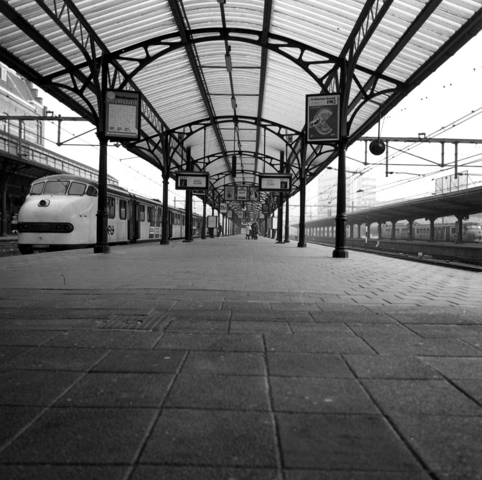 HUA-155050-Gezicht op het 2e perron van het N.S.-station Groningen te Groningen met links een diesel-electrisch treinstel DE 3 (plan U) van de N.S