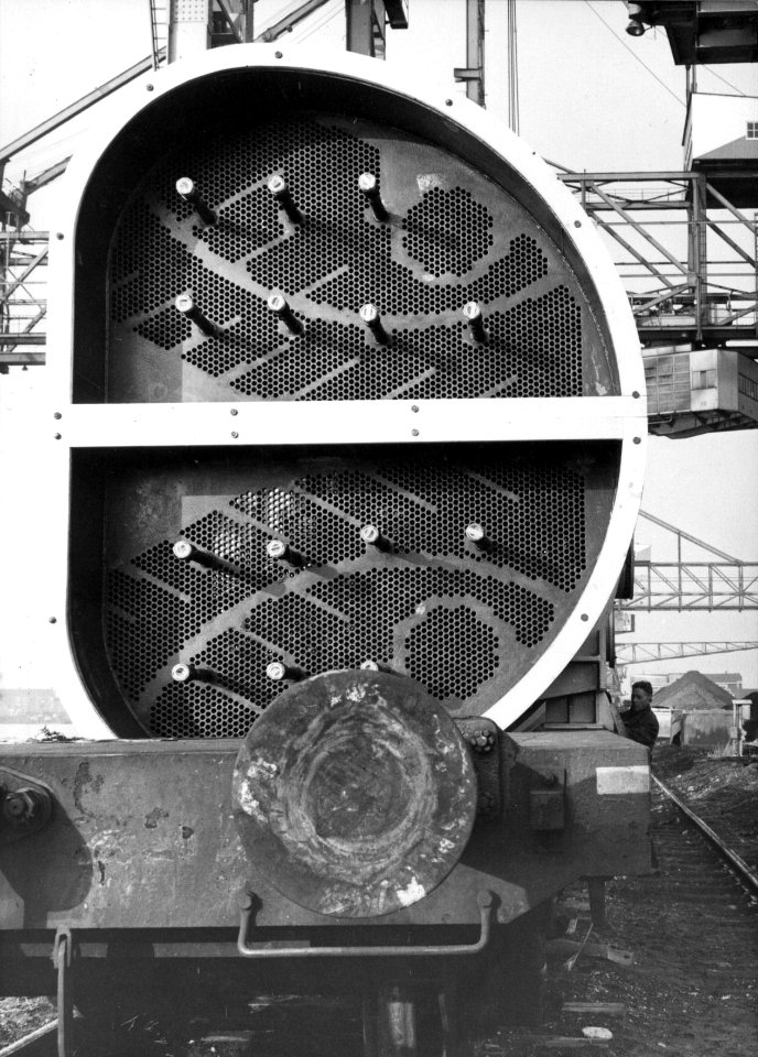 HUA-154107-Afbeelding van het vervoer van een condensator op een Zwitserse kuilwagen bij het N.S.-station Vlaardingen Oost te Vlaardingen