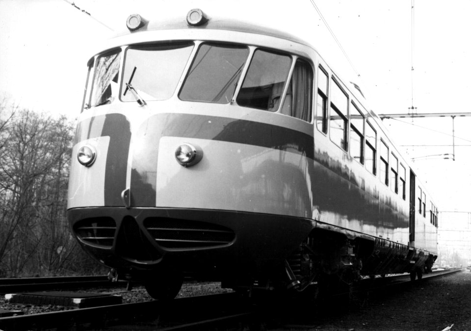 HUA-155183-Afbeelding van het voormalige directiemotorrijtuig NS 20 ("Kameel") van de N.S. als VIP-car in nieuwe geel-blauwe NS-huisstijl