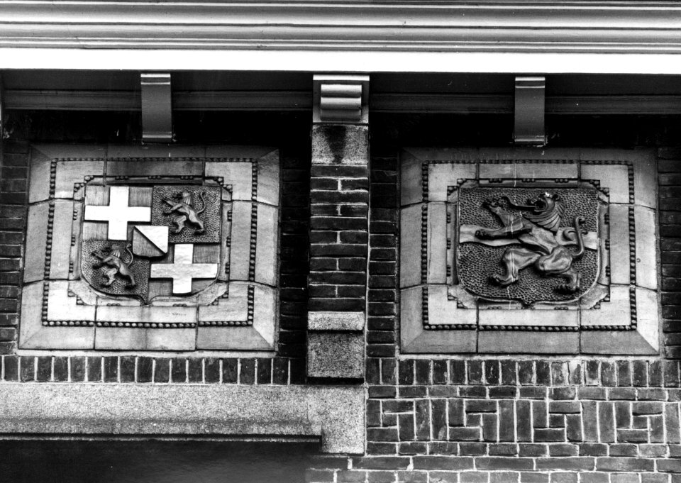 HUA-156173-Afbeelding van de wapenschilden van de provincies Utrecht (links) en Overijssel (rechts) op de voorgevel van het N.S.-station Maastricht te Maastricht