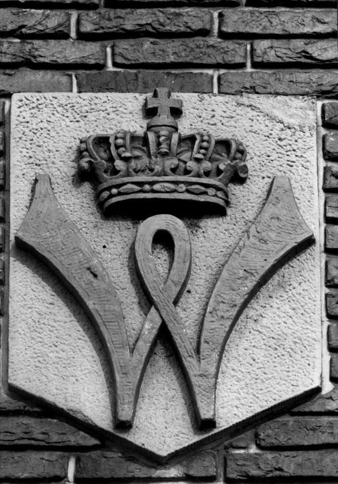 HUA-156147-Afbeelding van het monogram van koningin Wilhelmina aan de gevel van het N.S.-station 's-Hertogenbosch te 's-Hertogenbosch