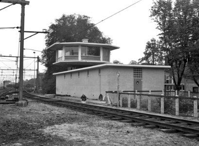 HUA-154712-Afbeelding van het seinhuis bij het N.S.-station Dordrecht te Dordrecht