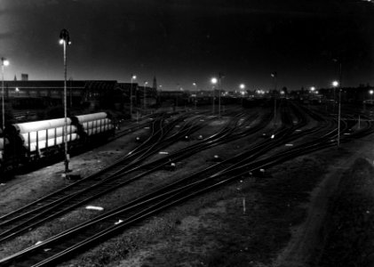 HUA-154786-Gezicht op het rangeerterrein van de N.S. te Amersfoort bij avond