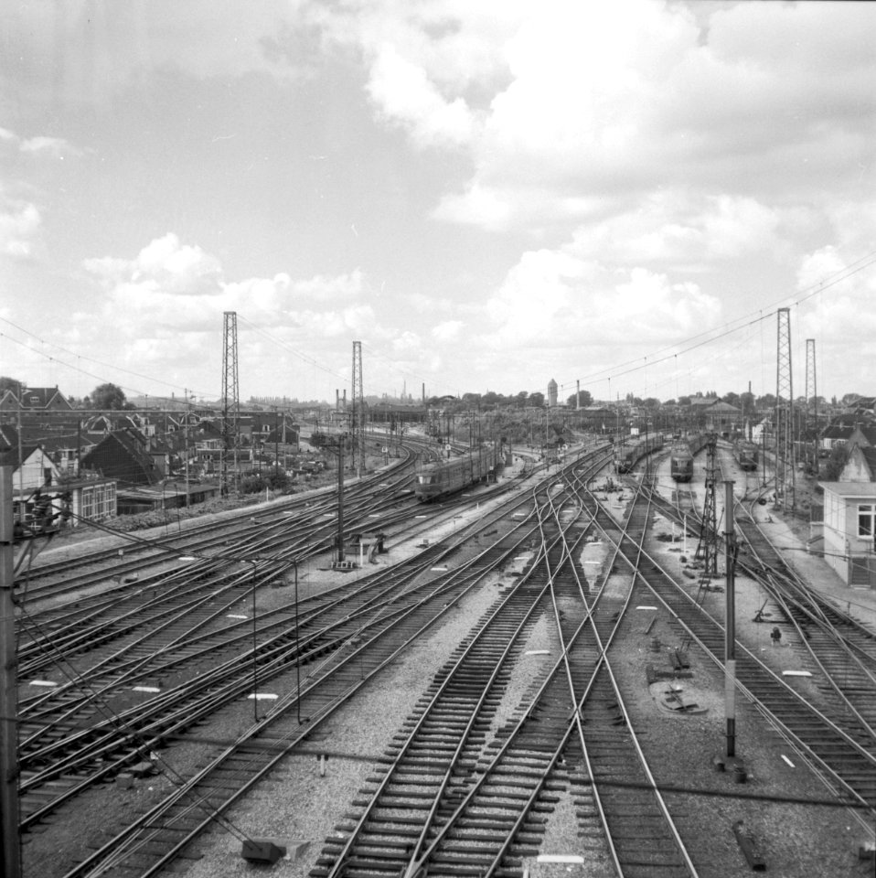 HUA-155143-Gezicht vanuit het seinhuis post A over het emplacement aan de noordzijde van het NS station Utrecht CS te Utrecht
