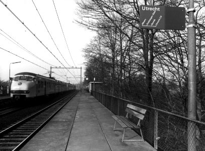 HUA-155813-Gezicht op het perron van het NS station Maarn te Maarn met links een trein bestaande uit drie gekoppelde electrische treinstellen plan V mat 1964 van