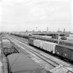 HUA-155150-Gezicht op het emplacement met goederenwagens te Venlo