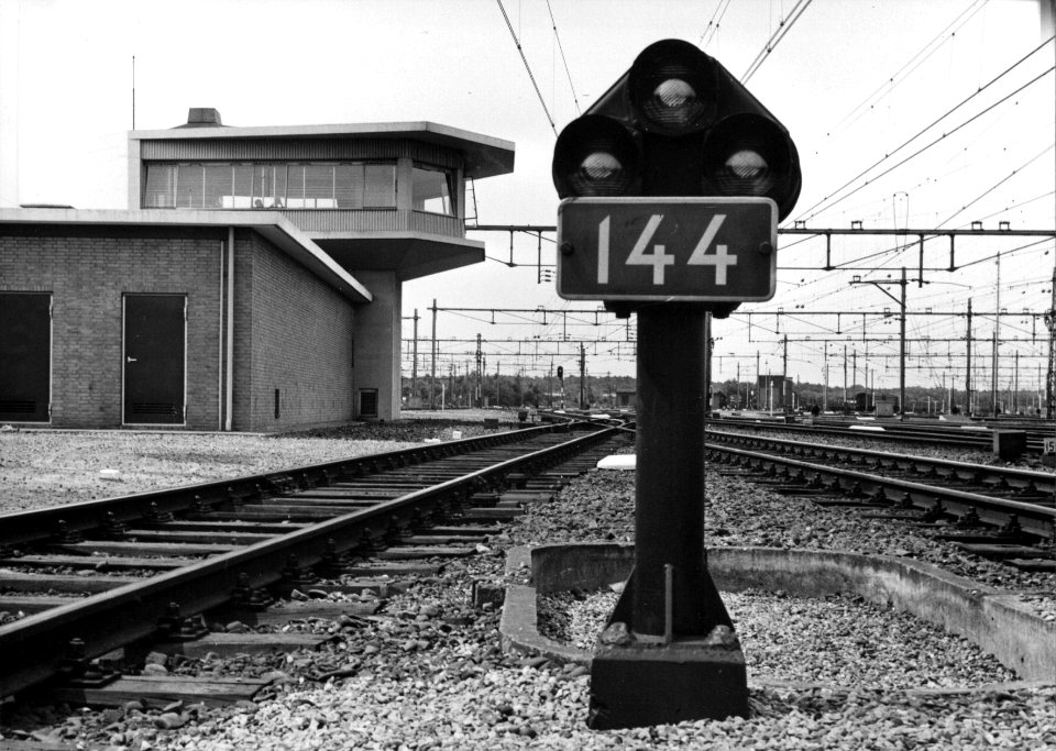 HUA-154695-Afbeelding van een dwergsein op het empacement te Amersfoort, met links op de achtergrond het nieuwe seinhuis Post T (NX-post) van de N.S