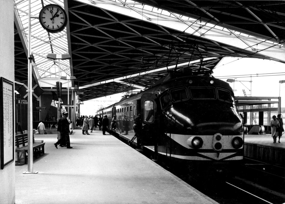 HUA-155028-Afbeelding van het electrische treinstel nr. 743 (mat. 1954, plan G) van de N.S. onder de kap van het nieuwe N.S.-station Tilburg te Tilburg