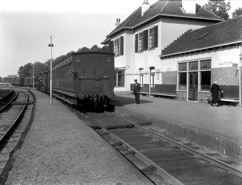 HUA-154623-Gezicht op de perronzijde van het N.S.-station Hattem te Hattem met de stoomtrein naar Zwolle