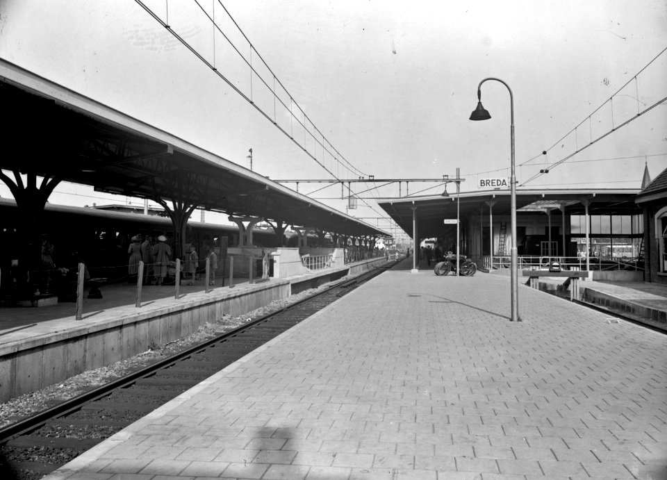 HUA-154601-Gezicht op de perrons van het N.S.station Breda te Breda