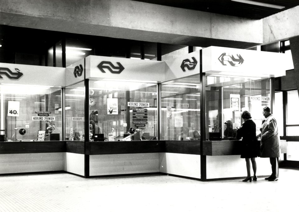 HUA-155181-Afbeelding van de loketten van de N.S. in de hal van de Jaarbeurstraverse aan het Jaarbeursplein te Utrecht