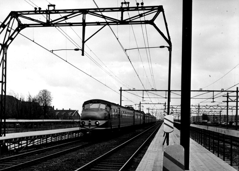 HUA-155013-Afbeelding van een trein bestaande uit een elektrisch treinstel mat. 1954 en een elektrisch treinstel mat. 1946 langs het noodperron van het station Rotterdam Lombardijen