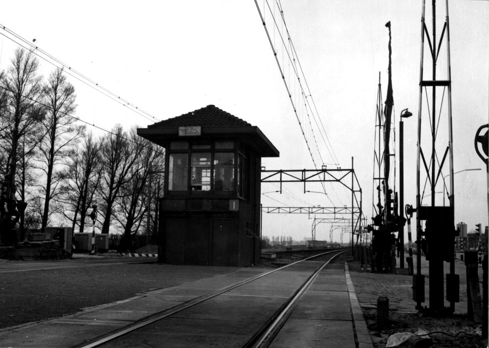 HUA-154719-Afbeelding van het seinhuis (Post I) bij de overweg aan het Guispad ten noorden van het N.S.-station Koog-Zaandijk te Koog aan de Zaan. N.B. De overwegpost werd kort na de opname gesloopt in verband m