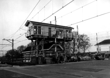 HUA-154713-Afbeelding van het seinhuis bij het N.S.-station Ede-Wageningen te Ede