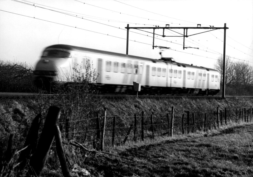 HUA-155619-Afbeelding van een electrisch treinstel mat. 1964 (plan V) van de N.S. bij Culemborg