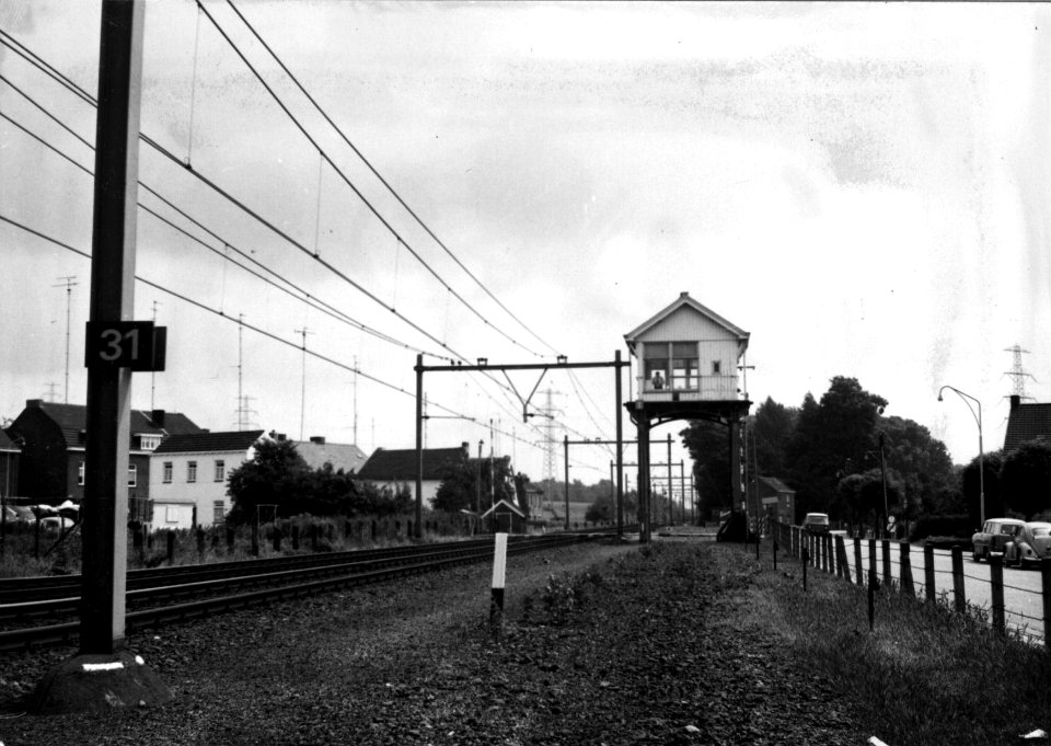 HUA-154729-Gezicht op het seinhuis bij het N.S.-station Meerssen te Meerssen