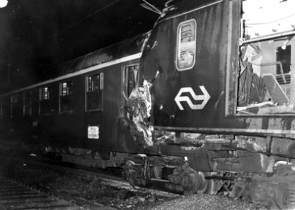 HUA-155795-Afbeelding van het electrische treinstel nr. 696 (mat. 1946) van de N.S. na de botsing achtrerop de internationale trein D 129 (Parijs Amsterdam) bij Dubbeldam (tussen Lage Zwaluwe en Dordrecht)
