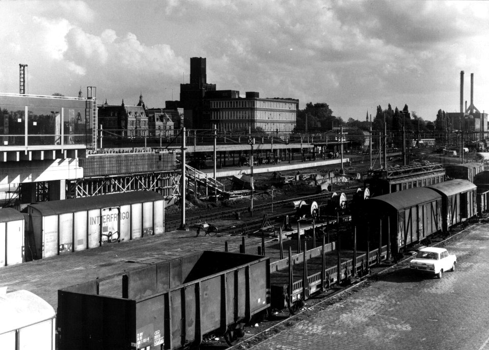 HUA-154504-Gezicht op de laad en losplaats van het NS station Utrecht CS te Utrecht vanaf de Traverse met op de achtergrond de Hoofdadministratiegebouwen van de 