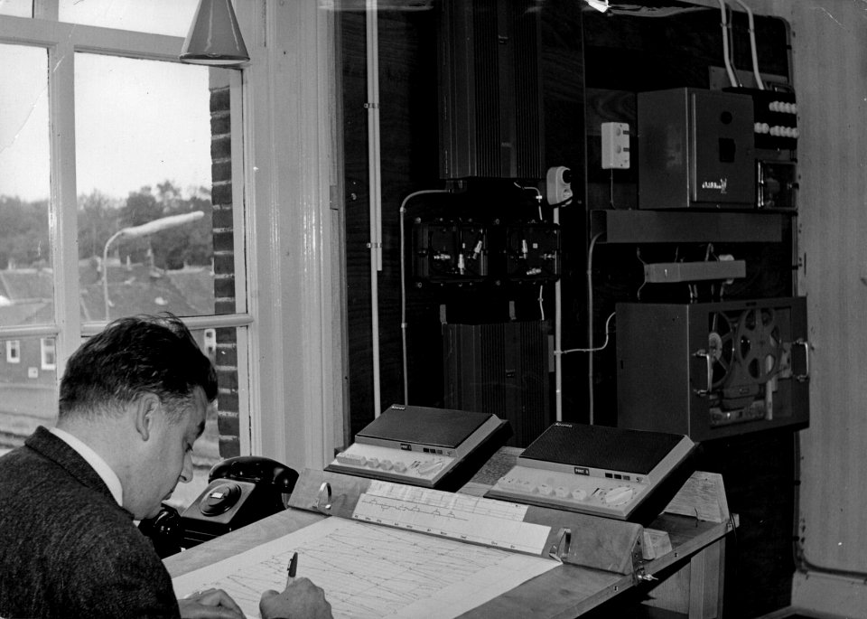 HUA-156458-Afbeelding van de treindienstleider in de Centrale Radio Verkeersleidingspost (CRVL-post) in het N.S.-station Usquert te Usquert. N.B. De CRVL werd op 29 oktober 1967 ingevoerd op het baanvak Sauwerd-