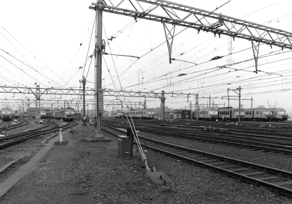 HUA-154803-Gezicht op het N.S.-emplacement Dijksgracht te Amsterdam met diverse soorten electrische treinstellen van de N.S