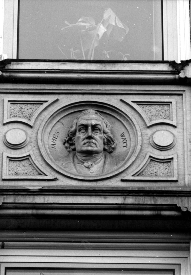 HUA-156064-Afbeelding van een stenen reliëf, voorstellende James Watt, in de voorgevel van het tweede Administratiegebouw van de Staatsspoorwegen (Hoofdgebouw II van de Nederlandse Spoorwegen) te Utrecht