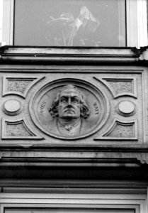 HUA-156064-Afbeelding van een stenen reliëf, voorstellende James Watt, in de voorgevel van het tweede Administratiegebouw van de Staatsspoorwegen (Hoofdgebouw II van de Nederlandse Spoorwegen) te Utrecht