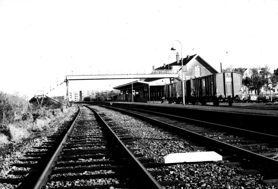 HUA-155101-Gezicht op de perronzijde van het NS station Groningen Noord te Groningen met emplacement en voetbrug