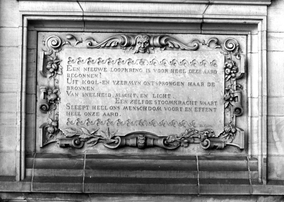 HUA-156056-Afbeelding van een, door Isaäc da Costa vervaardigd, gedicht in een cartouche op de luchtbrug tussen Hoofdgebouw I (HGB I) en Hoofdgebouw II (HGB II) van de N.S. aan het Moreelsepark te Utrecht