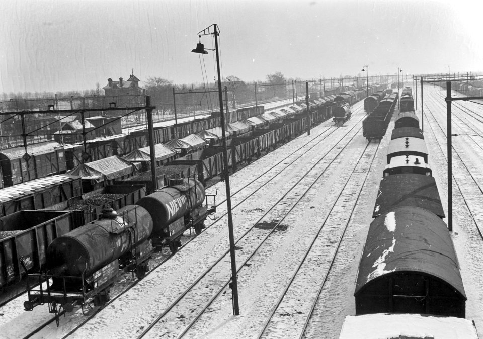 HUA-155138-Gezicht op het emplacement met goederenwagens te Rotterdam Zuid in de sneeuw