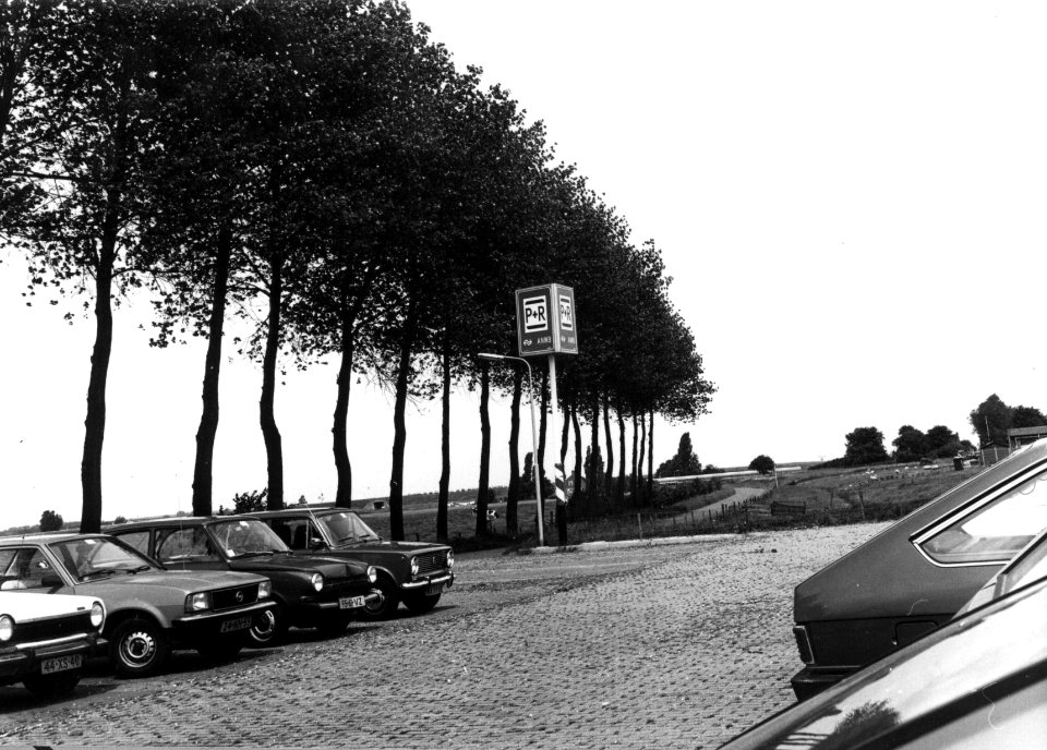 HUA-154552-Gezicht op de P+R-parkeerplaats bij het N.S.-station Lage Zwaluwe te Zevenbergschenhoek
