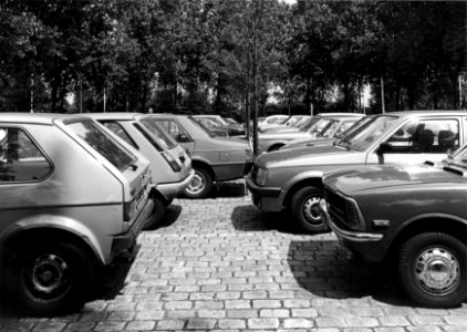 HUA-154544-Gezicht op de P+R-parkeerplaats bij het N.S.-station Den Haag Mariahoeve te Den Haag
