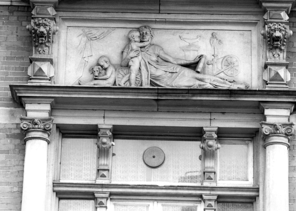 HUA-156088-Afbeelding van het reliëf "Caritas" (naastenliefde) in de voorgevel van het rechter eindgebouw van het N.S.-station Den Haag H.S. te Den Haag