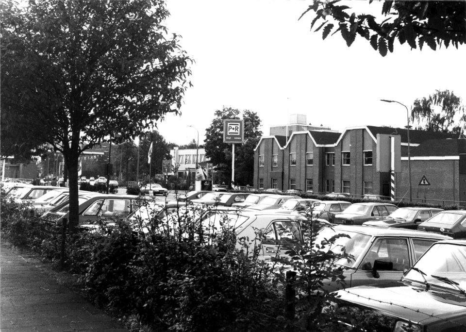 HUA-154533-Gezicht op de geparkeerde auto's op de P+R-parkeerplaats bij het N.S.-station Assen te Assen